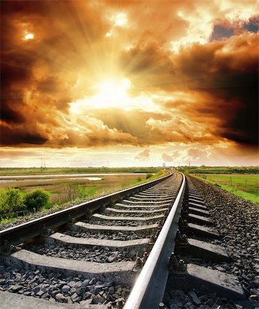 simsearch:400-06081673,k - railway to cloudy sky at sunset Foto de stock - Super Valor sin royalties y Suscripción, Código: 400-06074335