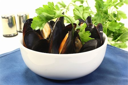 simsearch:400-05939167,k - fresh mussels cooked in a white bowl Photographie de stock - Aubaine LD & Abonnement, Code: 400-06074344