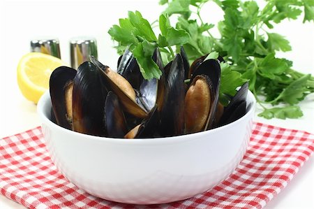 simsearch:400-05939167,k - fresh mussels cooked in a white bowl Photographie de stock - Aubaine LD & Abonnement, Code: 400-06074342