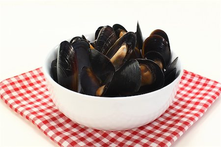 simsearch:400-05939167,k - fresh mussels cooked in a white bowl Photographie de stock - Aubaine LD & Abonnement, Code: 400-06074343