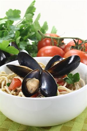 silencefoto (artist) - a bowl of spaghetti, mussels and tomato Stockbilder - Microstock & Abonnement, Bildnummer: 400-06074756