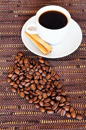 simsearch:400-07981187,k - White cup and coffee beans on a dark wattled background Foto de stock - Royalty-Free Super Valor e Assinatura, Número: 400-06074854