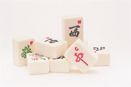 peça perdida - Studio shot of Mahjong pieces on white background Foto de stock - Royalty-Free Super Valor e Assinatura, Número: 400-06074933