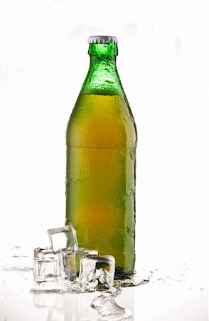 cold beer bottle with ice cube splashed by water Foto de stock - Super Valor sin royalties y Suscripción, Código: 400-06075190