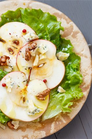 simsearch:400-05673047,k - Delicious salad with  blue cheese and fresh apple. Foto de stock - Royalty-Free Super Valor e Assinatura, Número: 400-06075574