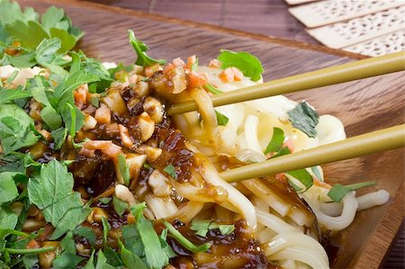 simsearch:633-01274958,k - Freshly prepared Asian noodles on a brown wooden plate. Photographie de stock - Aubaine LD & Abonnement, Code: 400-06075744