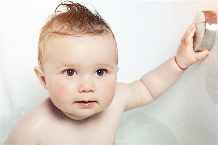 dinga (artist) - Cute baby exploring a bathtub Fotografie stock - Microstock e Abbonamento, Codice: 400-06075946