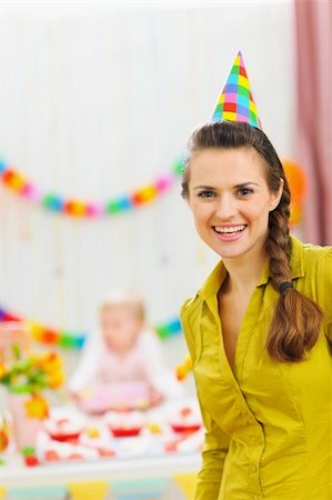 simsearch:400-06076022,k - Portrait of smiling mom at baby birthday party Photographie de stock - Aubaine LD & Abonnement, Code: 400-06076011