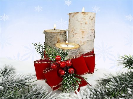 Christmas decoration - birch stump candle holders and red bow with berries Photographie de stock - Aubaine LD & Abonnement, Code: 400-06076670