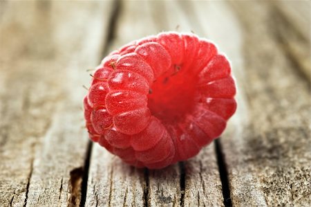 simsearch:400-06140437,k - Fresh healthy organic raspberry on wooden background Stockbilder - Microstock & Abonnement, Bildnummer: 400-06077538