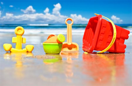 simsearch:700-06334354,k - Closeup of children's beach toys at the beach Foto de stock - Super Valor sin royalties y Suscripción, Código: 400-06077531