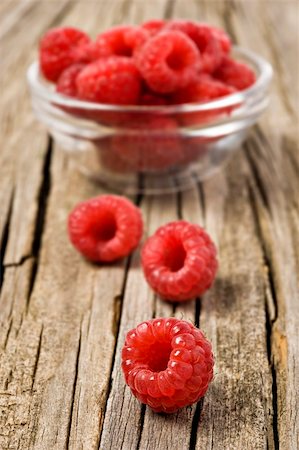 simsearch:400-06140437,k - Fresh healthy organic raspberry on wooden background Stockbilder - Microstock & Abonnement, Bildnummer: 400-06077540