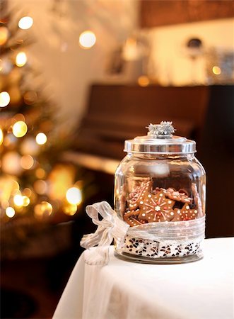 simsearch:400-06643567,k - Homemade christmas gingerbread biscuits in glass jar on table Stockbilder - Microstock & Abonnement, Bildnummer: 400-06077676