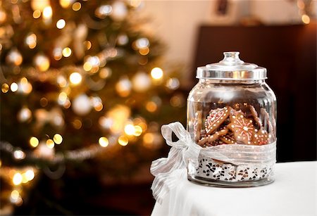 Homemade gingerbread biscuits in glass jar, Christmas background Foto de stock - Super Valor sin royalties y Suscripción, Código: 400-06077677