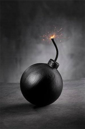 A Cartoon style bomb with ignited fuse. Photographie de stock - Aubaine LD & Abonnement, Code: 400-06077714