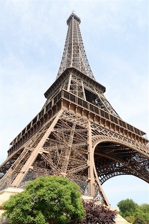 simsearch:400-09172683,k - The Eiffel Tower in Paris Foto de stock - Super Valor sin royalties y Suscripción, Código: 400-06077866
