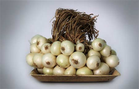 simsearch:400-04834620,k - Bunch of white onions on a plate with dried leaves intact Stock Photo - Budget Royalty-Free & Subscription, Code: 400-06077903
