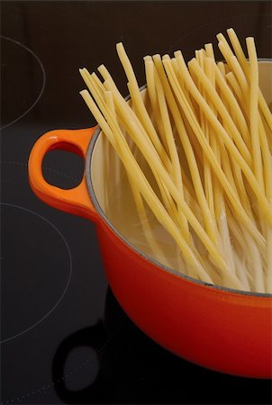 still life of spaghetti and pan Fotografie stock - Microstock e Abbonamento, Codice: 400-06078231