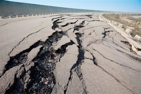 cracked road after earthquake Photographie de stock - Aubaine LD & Abonnement, Code: 400-06078492