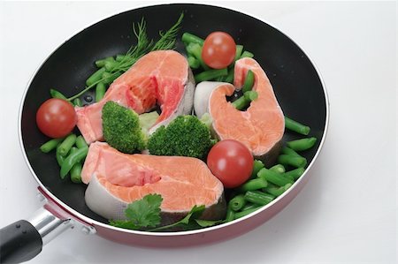 salmon on frying pan from vegetables Photographie de stock - Aubaine LD & Abonnement, Code: 400-06078568