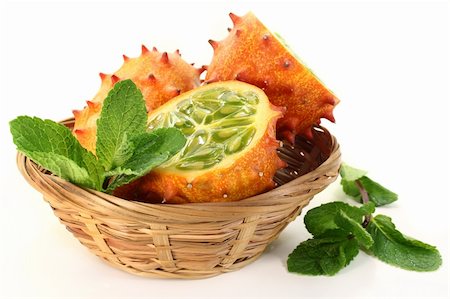 a basket Kiwano on a white background Photographie de stock - Aubaine LD & Abonnement, Code: 400-06078589