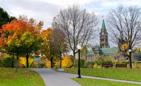 The canadian Parliament seen from Major's Hill Park in Ottawa during autumn. Photographie de stock - Aubaine LD & Abonnement, Code: 400-06078761