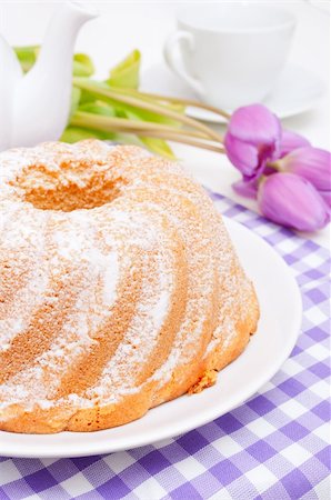 poux - Guglhupf - Traditional Gugelhupf Sponge Cake and Tulip Flowers on Ta Photographie de stock - Aubaine LD & Abonnement, Code: 400-06079290