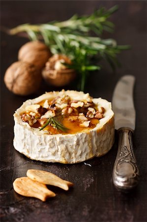 simsearch:400-06919923,k - Grilled cheese with honey, walnuts and rosemary on an old board. Stockbilder - Microstock & Abonnement, Bildnummer: 400-06079351