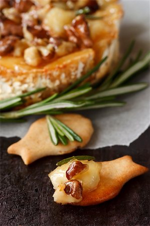 simsearch:400-06919923,k - Grilled camembert  with honey, walnuts and rosemary on crackers close up. Stockbilder - Microstock & Abonnement, Bildnummer: 400-06079352