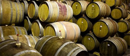 franschhoek - Barrels of South African wine in a wine cellar Foto de stock - Super Valor sin royalties y Suscripción, Código: 400-06079672