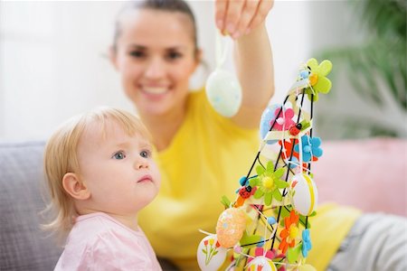 simsearch:400-06086432,k - Mother showing baby Easter egg Stockbilder - Microstock & Abonnement, Bildnummer: 400-06079721