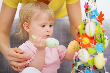 simsearch:400-06086432,k - Mom helping baby made Easter decoration Stockbilder - Microstock & Abonnement, Bildnummer: 400-06079722