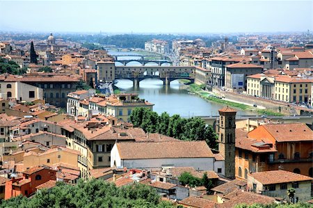 simsearch:400-08256817,k - Bridge Ponte Vecchio crossing Arno River Florence Foto de stock - Super Valor sin royalties y Suscripción, Código: 400-06070698