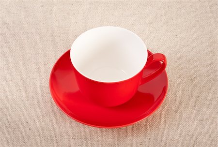 Empty red coffee cup and saucer on canvas background Foto de stock - Super Valor sin royalties y Suscripción, Código: 400-06070708