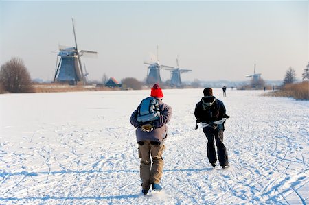 Skating scene with Dutch historic windmills at Kinderdijk Foto de stock - Super Valor sin royalties y Suscripción, Código: 400-06070959