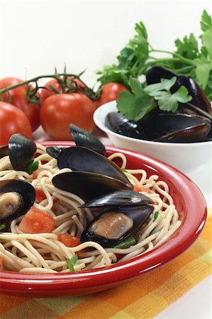 silencefoto (artist) - a plate of spaghetti, mussels and tomato Stockbilder - Microstock & Abonnement, Bildnummer: 400-06071205