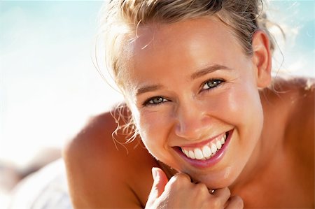 Beautiful young woman on the beach. Photographie de stock - Aubaine LD & Abonnement, Code: 400-06071327