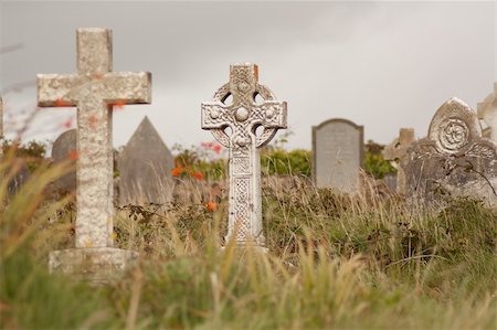 simsearch:400-04651962,k - A gravestone on an old Irish graveyard Photographie de stock - Aubaine LD & Abonnement, Code: 400-06071404