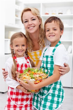 simsearch:400-05296665,k - Healthy eating education concept - preparing a fresh salad with the kids Fotografie stock - Microstock e Abbonamento, Codice: 400-06071401