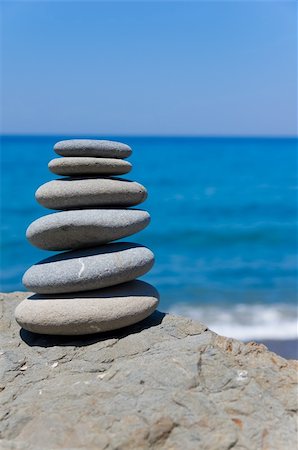 simsearch:625-02926953,k - Balancing beach stones with sea background Fotografie stock - Microstock e Abbonamento, Codice: 400-06071781