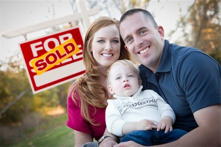 family with sold sign - Happy Young Caucasian Family in Front of Sold Real Estate Sign. Photographie de stock - Aubaine LD & Abonnement, Code: 400-06072560