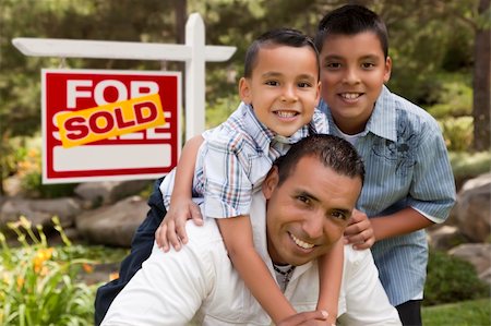 family with sold sign - Hispanic Father and Sons in Front of a Sold Home For Sale Real Estate Sign. Photographie de stock - Aubaine LD & Abonnement, Code: 400-06072561