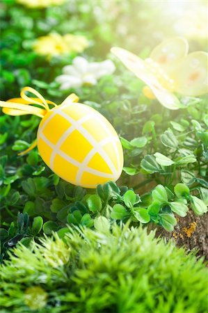 simsearch:400-07422530,k - Colorful Easter holiday concept with yellow eggs  in nature Fotografie stock - Microstock e Abbonamento, Codice: 400-06072731
