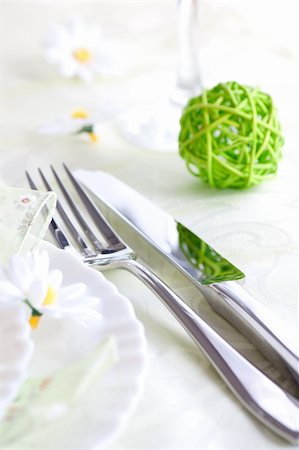 servicio de banquetes - Restaurant menu series. Spring table setting with flowers and decoration Photographie de stock - Aubaine LD & Abonnement, Code: 400-06072752