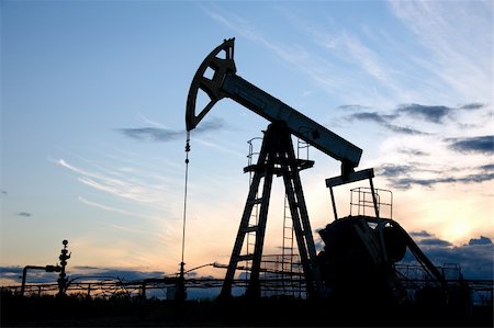 pumpjack - Pump-jack on the sunset sky background. Foto de stock - Super Valor sin royalties y Suscripción, Código: 400-06072806