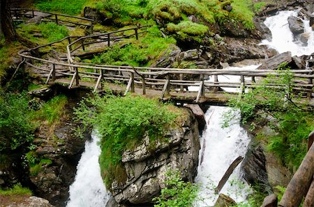 simsearch:400-05034990,k - A wooden bridge over the so called Saent waterfalls, formed by the river Rabbies, in the Italian Dolomites Foto de stock - Super Valor sin royalties y Suscripción, Código: 400-06073109