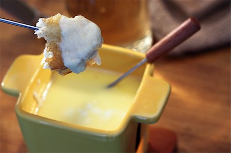 fondue - Cheese fondue in a small bowl  close up Foto de stock - Super Valor sin royalties y Suscripción, Código: 400-06073138