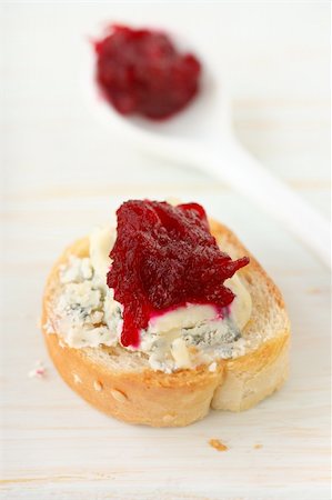 Crostini with blue cheese and homemade marmalade. Stockbilder - Microstock & Abonnement, Bildnummer: 400-06073655