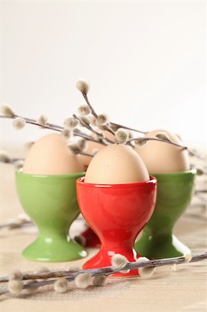 Eggs in red and green eggcups with catkins Photographie de stock - Aubaine LD & Abonnement, Code: 400-06073826