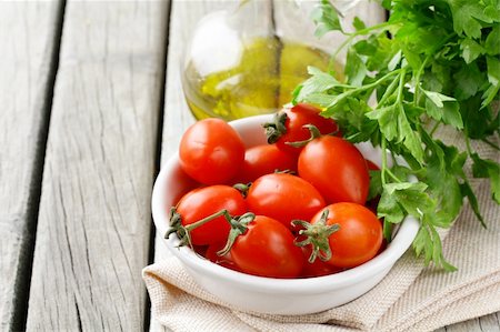 simsearch:400-05026177,k - cherry tomatoes, olive oil and parsley on wooden background Foto de stock - Super Valor sin royalties y Suscripción, Código: 400-06073852